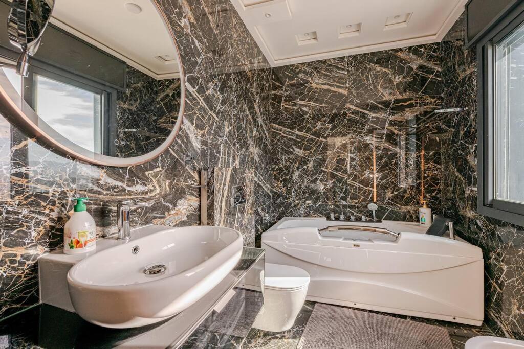 Royale Duplexe Pleine Centre Tanger Daire Dış mekan fotoğraf